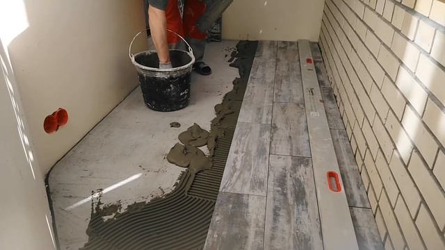 УКЛАДКА ПЛИТКИ НА БАЛОНЕ, БЕЗ СВП И КРЕСТИКОВ. смотреть онлайн