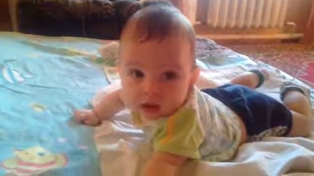 Сынок учится ползать нам 5.5 месяцев! смотреть онлайн