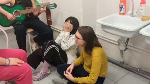 💗 Если в сердце живёт любовь (Не смотри ты по сторонам) - кавер на кухне с гитарой