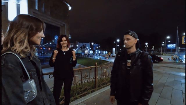 ПАРНИ ЧИТАЮТ СТИХИ ДЕВУШКАМ НА УЛИЦЕ