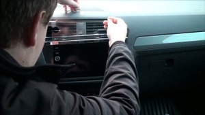 Клею защитное стекло на Discover Media 8" (VW Tiguan 2021)