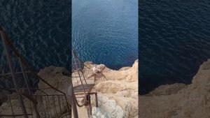 Грот над морем вблиз пляжа Автобата. Севастополь.