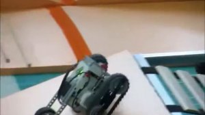 Робот Lego Mindstorms EV3 проходит полосу препятствий Полигон