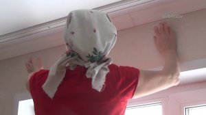 Плинтус потолочный клеят профессионалы / как сделать потолочный плинтус / как вырезать плинтус