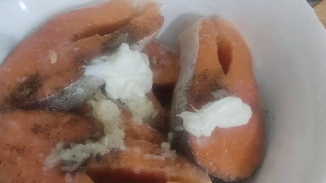 Стейки из форели. Форель в сметанно-чесночном соусе. Форель жареная на сковороде. Красная рыба.