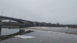 ледоход на Вятке. льдина разрушает дорожный мост.