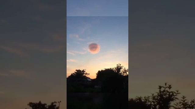 13.06.2023, Taunton, Somerset, UK - шаровидное НЛО или необычное строение облака? смотреть онлайн