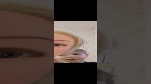 расчёсываю куклу.