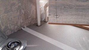 Обход труб при укладке ламината.