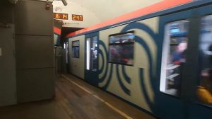 Поезд Москва на станции метро Таганская