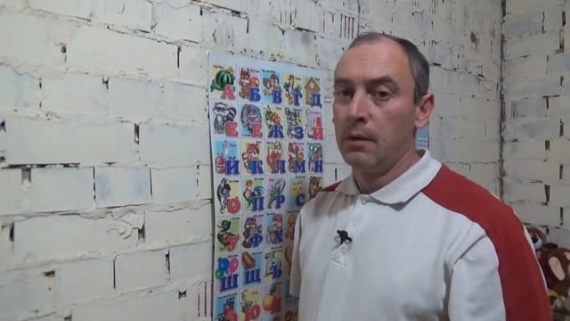 Делаем фарш для котлет. Муж на кухне.... смотреть онлайн