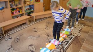 Интересная подвижная игра Разноцветная гусеница Нетрадиционное оборудование Старшая группа