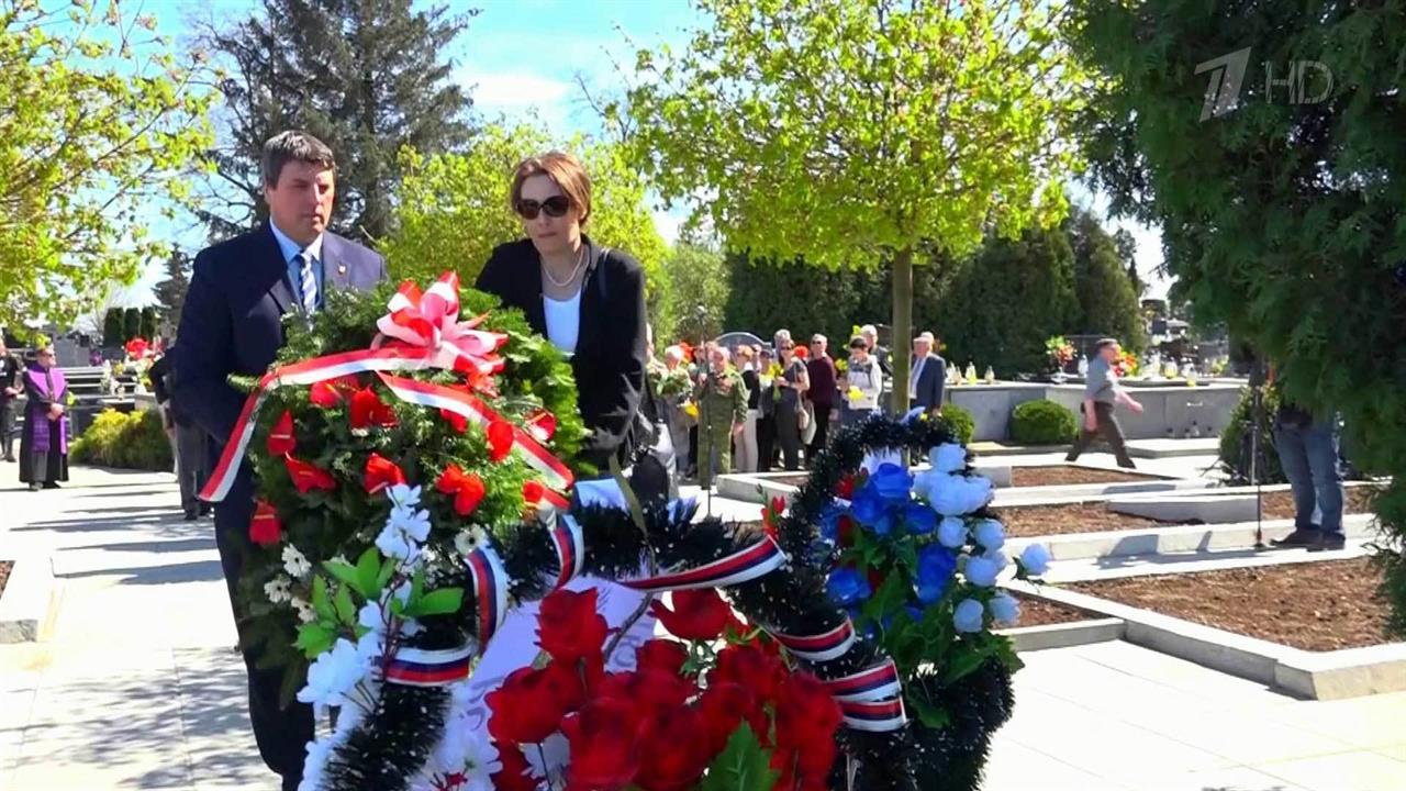 В Польше привели в порядок кладбище, где покоятся сотни советских солдат смотреть онлайн