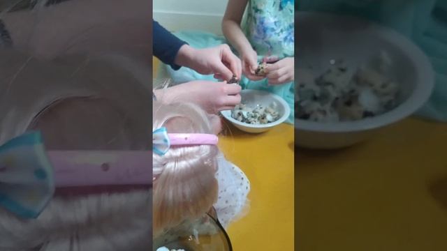 готовим деликатес для ?!!! ?? #село #дети #village #перепелиныеяйца #яйца #клип #еда ??