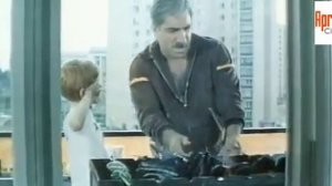 Армен Джигарханян готовит шашлык.