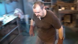 Как Игорь Пампуха кует булатные ножи