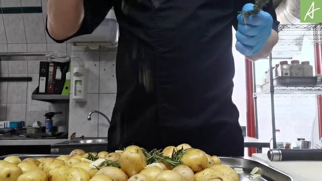 Картофель черри с прованскими травами и чесноком .