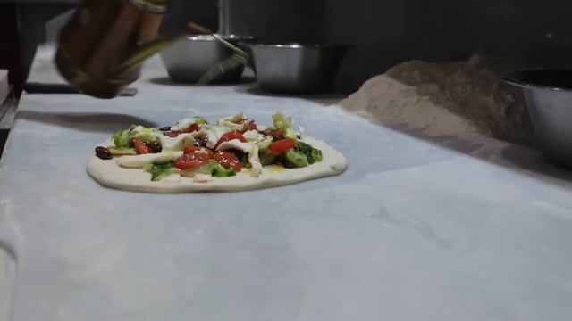 приготовление пиццы в дровяной печи смотреть онлайн