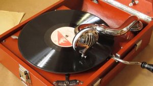 Патефон артель "Граммофон" г. Ленинград. Старый клён из к/ф "Девчата"