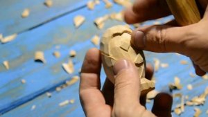 Резьба по дереву. Как вырезать фигурку пингвина из липы