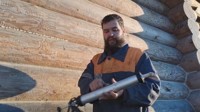 Чтоб зимой не замерзать, дом свой стал я утеплять. Конопачу бревенчатый дом. Тёплый шов – герметик смотреть онлайн