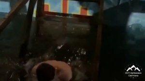 Купания в проруби на Крещение ! Крещенские купания !