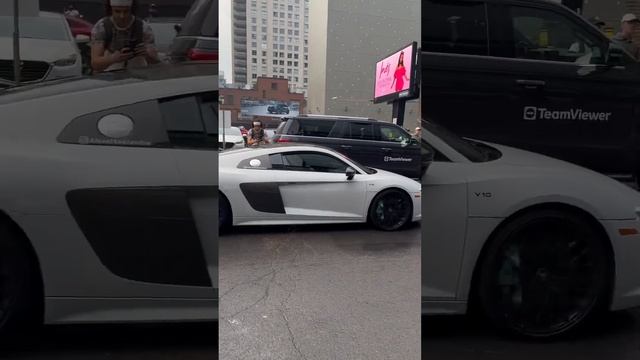 AUDI R8 SPOTTED IN DOWNTOWN MONTREAL #automobile #supercar #car #cars #audi #audir8 #v10 #r8 #fast