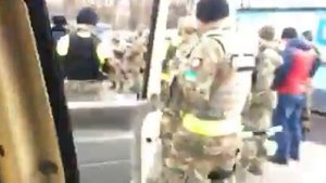 Кастрюлеголовые блокираторы чмырят полицаев !