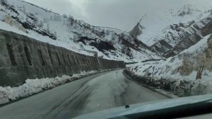 Грузия ,Военно-грузинская дорога,на перевале ещё зима..