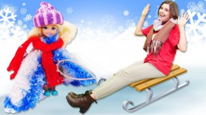 Челси на улице без верхней одежды — Ох уж эти куклы! Игры в куклы Барби мамы и дочки