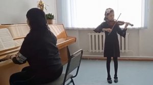 Дугалиева Асима. 8 лет. Русская народная песня «На зелёном лугу». В. Моцарт «Алегретто».
