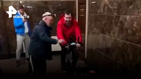 Как зажигают елку на центральном вокзале Киева: крутят педали на велотренажере