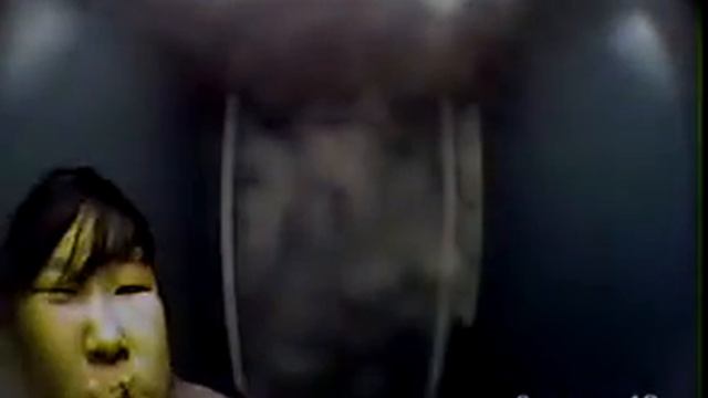 Чувак пытается укусить камеру видеонаблюдения. смотреть онлайн