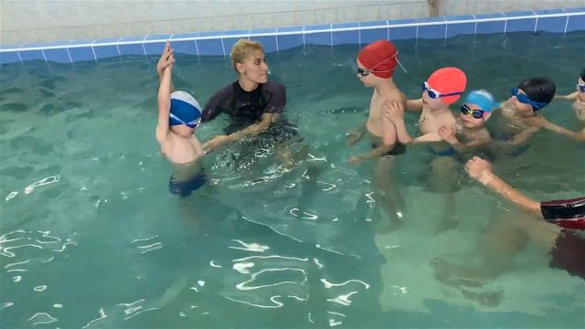 Дети в 4 года плывут под водой-Обучение плаванию в бассейне в Минске для детей(Курсы,Секция,занятия смотреть онлайн