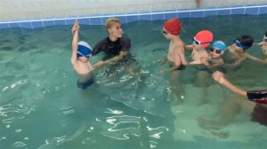 Дети в 4 года плывут под водой-Обучение плаванию в бассейне в Минске для детей(Курсы,Секция,занятия