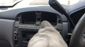 Как снять штатную магнитолу на автомобиле Mazda Premacy