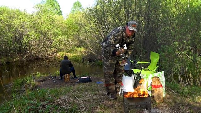 ОТОРВАЛИСЬ ПО КРУПНОМУ КАРАСЮ НА ТАЕЖНЫХ БОЛОТАХ! Рыбалка на удочку 2020. Змеи, ужи, крупные карас смотреть онлайн