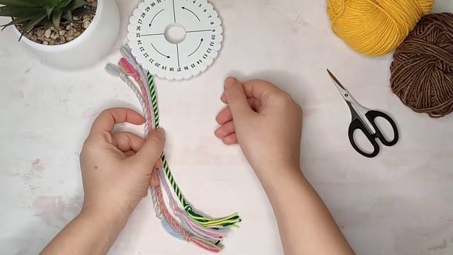 Как плести браслет Кумихимо из 8 нитей. Часть 1 смотреть онлайн