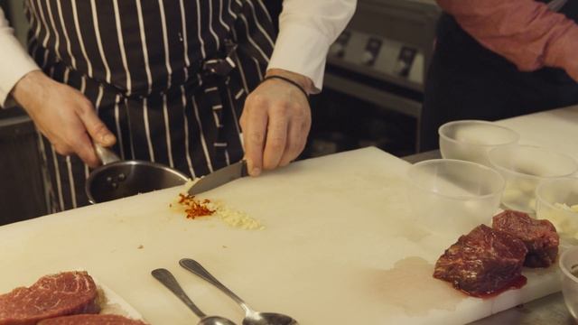 Готовим мясо ножами N.C. Custom. Режь и Ешь #3 смотреть онлайн