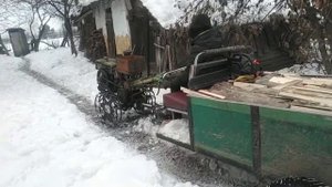 везем дрова тяжелым мотоблоком ЗУБР по замерзшему снегу,на грунтозацепах