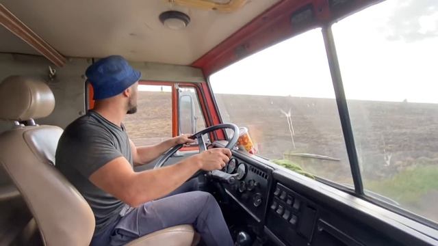 Молотим пшеницу УРОЖАЙ СЫПЕТ!! смотреть онлайн