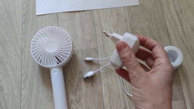 Ручной аккумуляторный вентилятор.