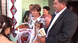 По традиции молодожёнов осыпают зерном