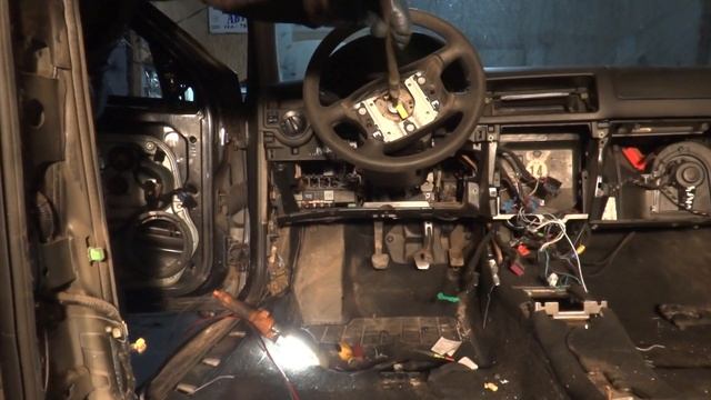 Разборка Volkswagen Bora и Golf 4 . Как снять руль ? смотреть онлайн