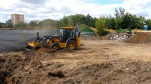 Экскаватор погрузчик John Deere в работе 2