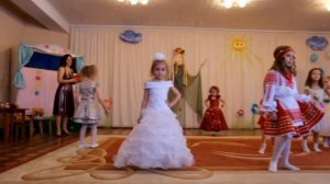 Маленькие модельки. (показ мод в детсаду)