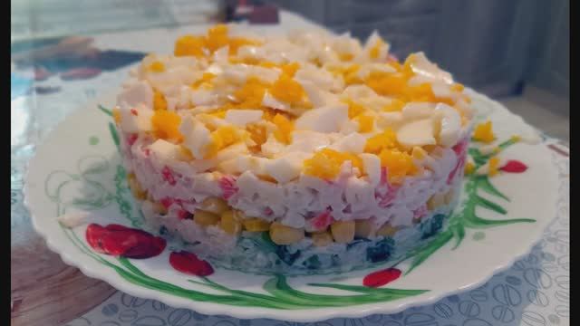 Слоеный крабовый салат