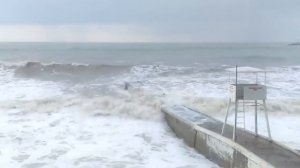 Танцующего на волнорезе  пьяного парня смыло волной