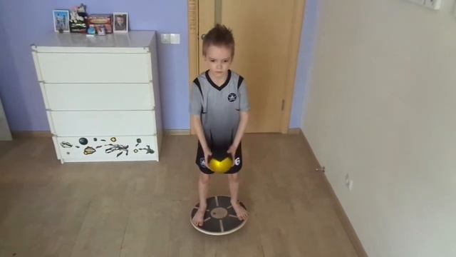 Футбол. Тренировки дома 3. Football training at home 3.