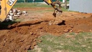 Выравнивание грунта экскаватором-погрузчиком  JCB в Первоуральске